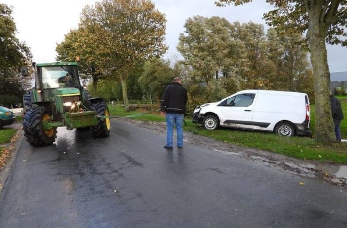 Auto botst met andere auto en lantaarnpaal in Sint Jacobiparochie