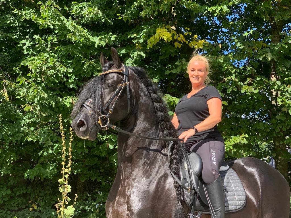 Samantha Steenwijk koopt een paard bij Stal Hermes in St.-Jacobiparochie