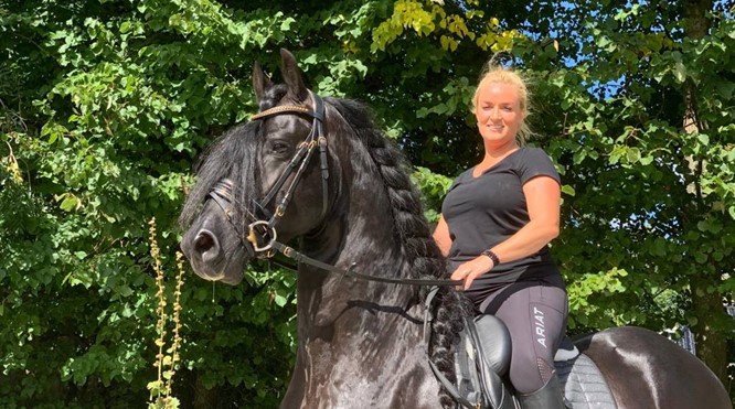 Samantha Steenwijk koopt een paard bij Stal Hermes in St.-Jacobiparochie