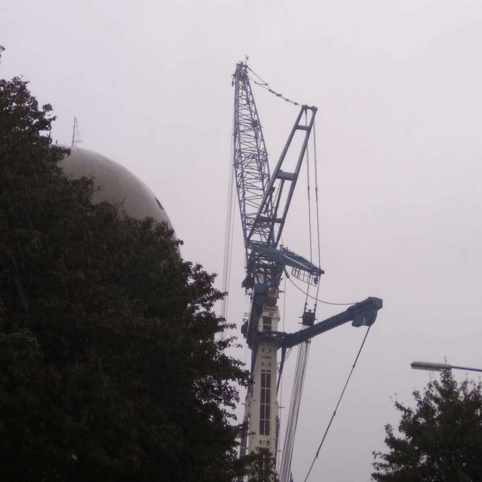 Dak van de radarbol in Wier wordt verwijderd.