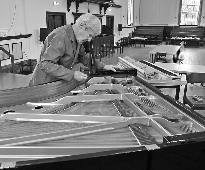 Onderhoud aan de vleugel in De Groate Kerk
