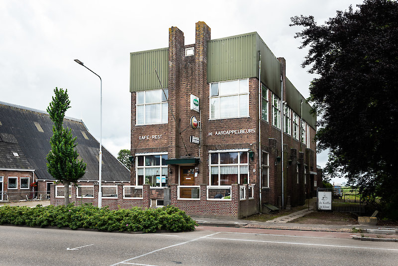 Arbeidsmigranten Sint Jacobiparochie verhuizen naar rand van het dorp, niet iedereen tevreden