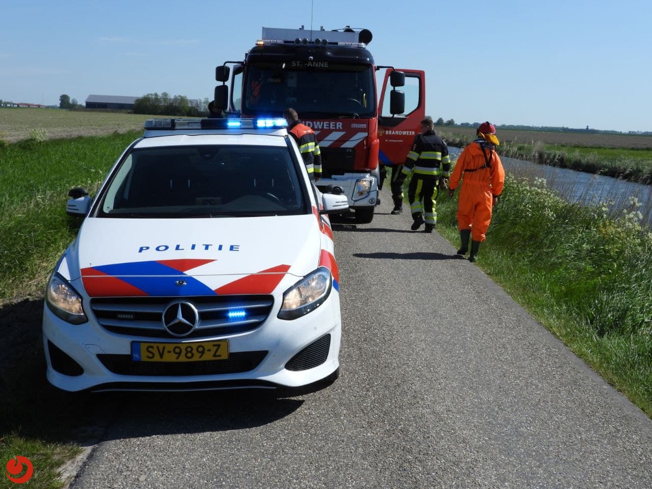 Omstanders redden te water geraakt persoon uit het water in Sint Jacobiparochie