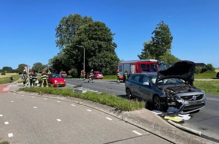 Twee auto's botsen op elkaar bij Sint Jacobiparochie