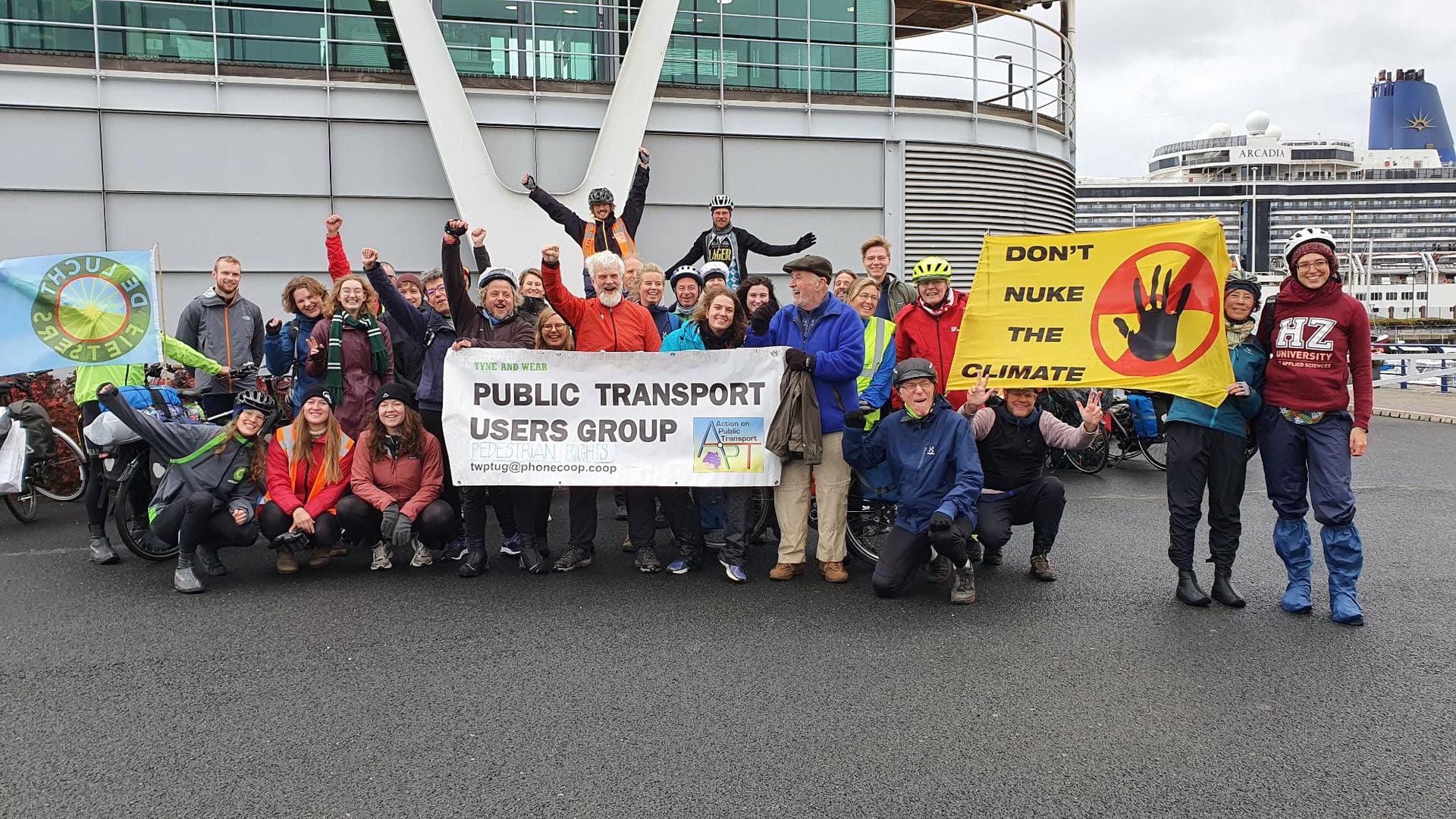 Klimaatfytsers hoopje op Frans Timmermans