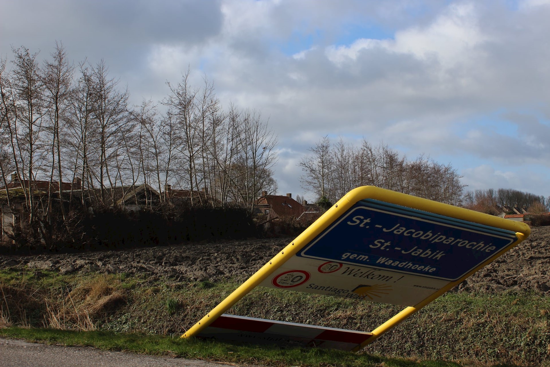 Stom "Eunice" richt ook schade aan in St. Jacobiparochie