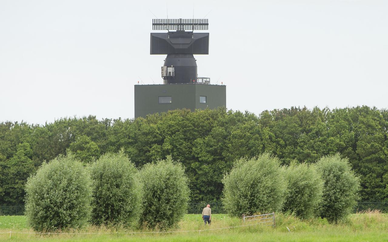 Militaire radar Wier draait 's nachts weer vanwege de oorlog in Oekraïne.