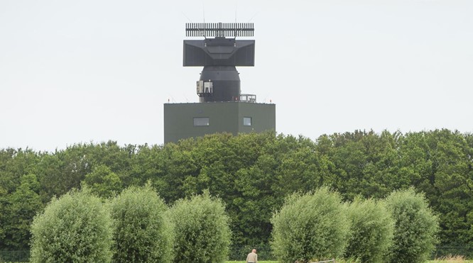 Militaire radar Wier draait 's nachts weer vanwege de oorlog in Oekraïne.