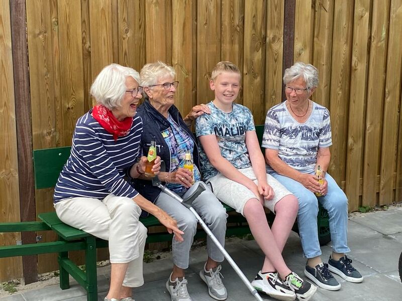 Feestelijke overhandiging tuinbankjes It Lozjement