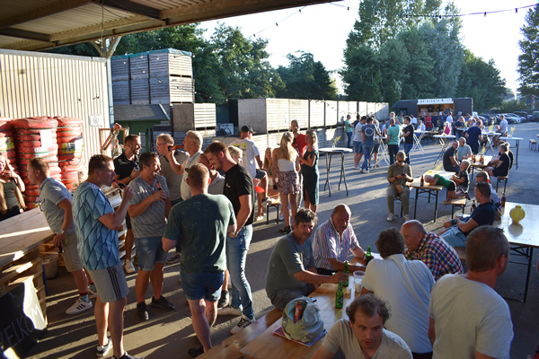 Veel mensen uit uiensector getuige van feestelijke start nieuwe uiensorteerlijn Konaxx Onions