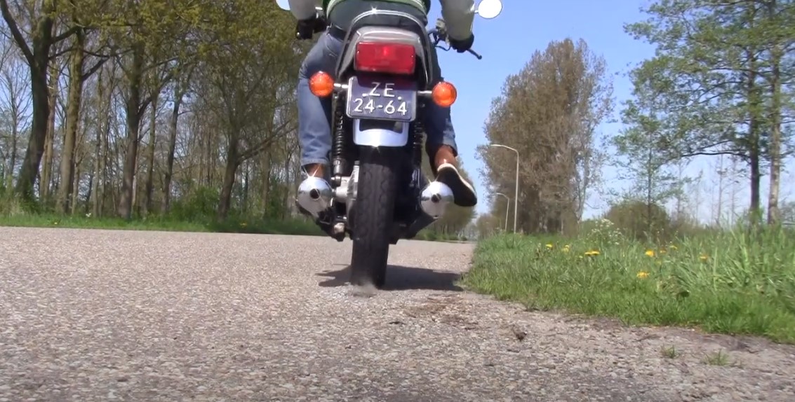 Idse van der Donk uit Tolbert op de motor door Sint Jacob