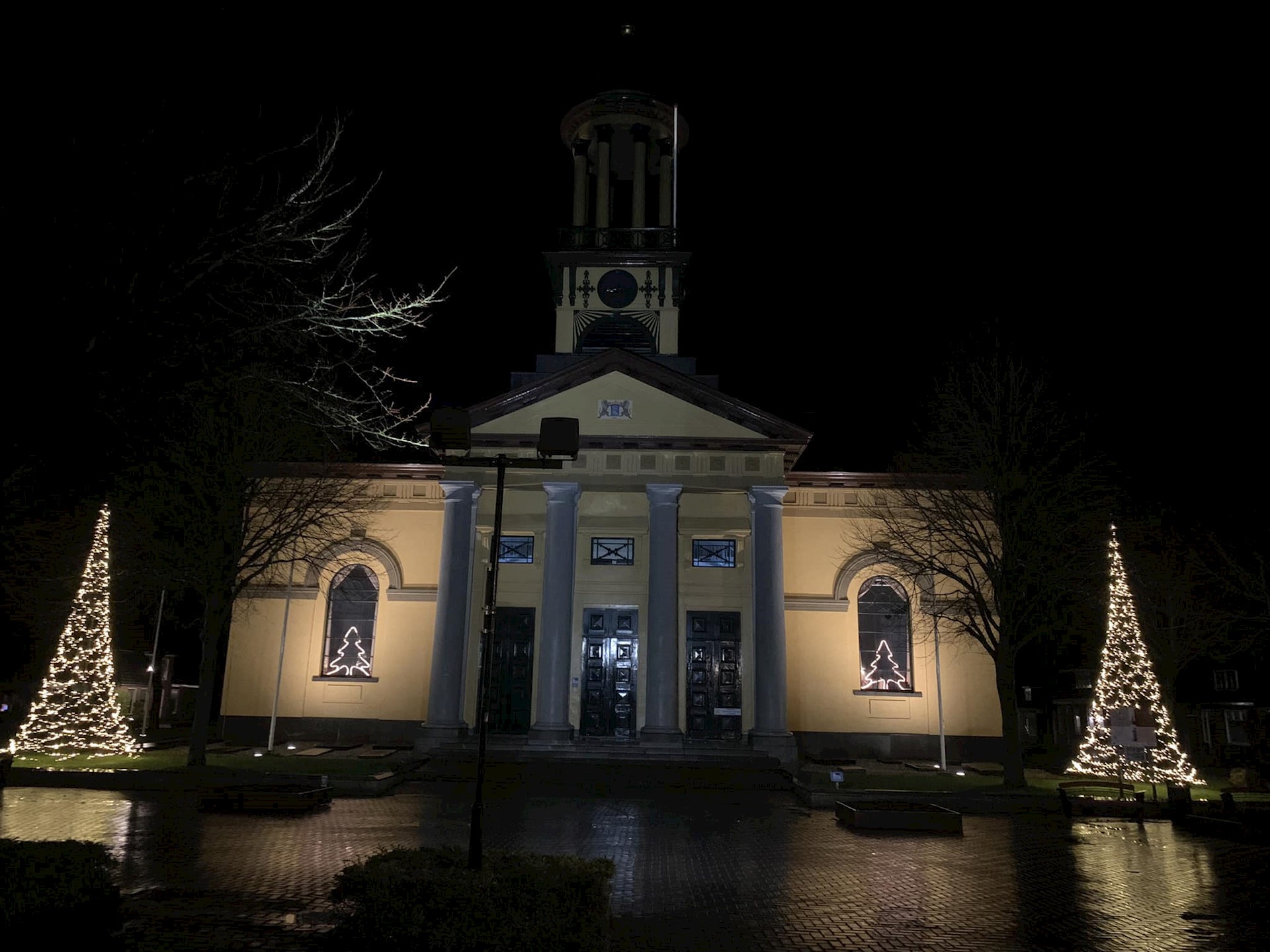 De verlichte kerstbomen staan weer bij de Groate Kerk.
