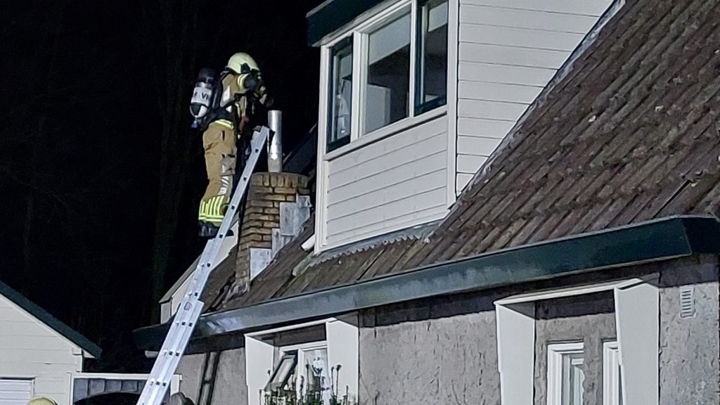 Brandweer blust schoorsteenbrand in Sint Jabik