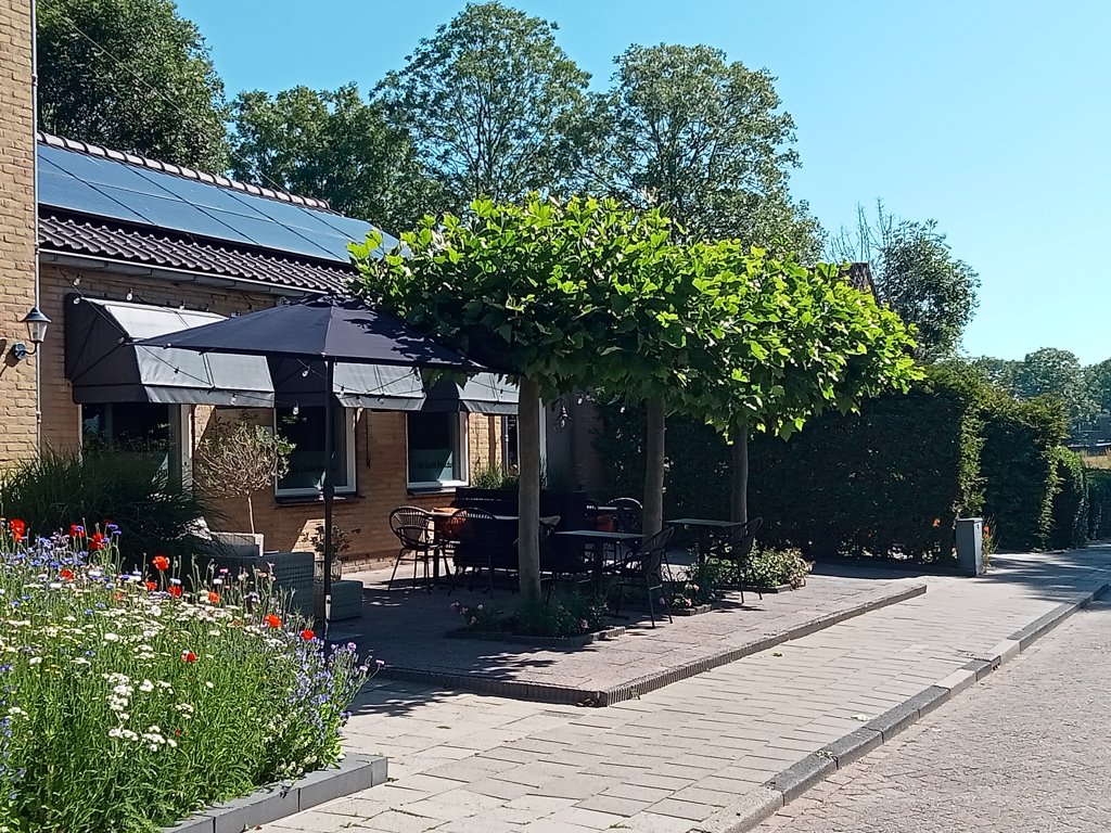 Sierd en Aaltje gaan afscheid nemen van Cafetaria "De Oude  Postduif"