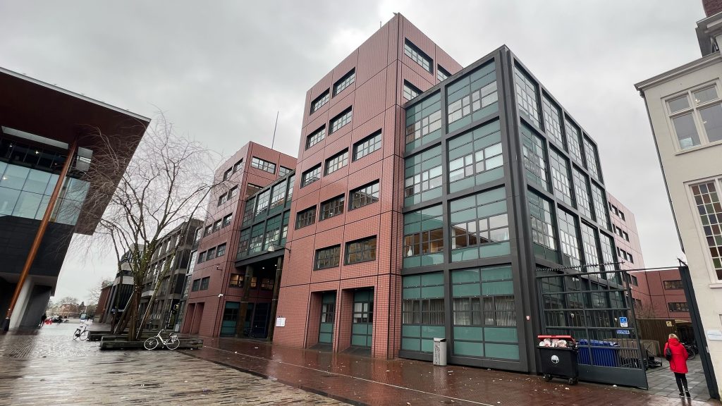 Dronken Sint Jabuurster ligt in tuin na dolle achtervolging door Leeuwarden