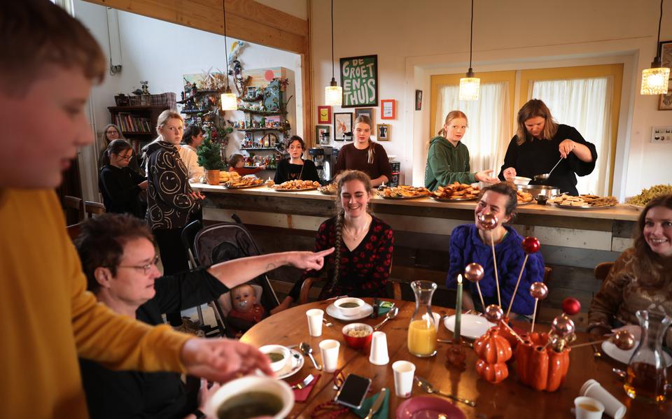 Scholieren in Sint Anne brengen kerstgezelligheid voor wie dat gebruiken kan. 'Hier vraagt iemand zomaar: hoe gaat het met je?'