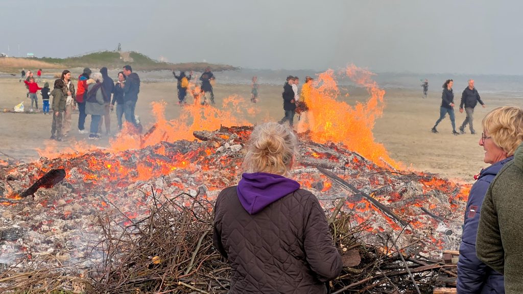 De geplande vreugdevuren in zes dorpen van de gemeente Waadhoeke, waaronder St.-Jacobiparochie, gaan niet door tijdens oud en nieuw.