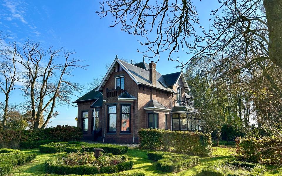 Statige villa met eigen bos te koop in Sint Jacobiparochie: ‘Hebben direct het systeemplafond verwijderd’
