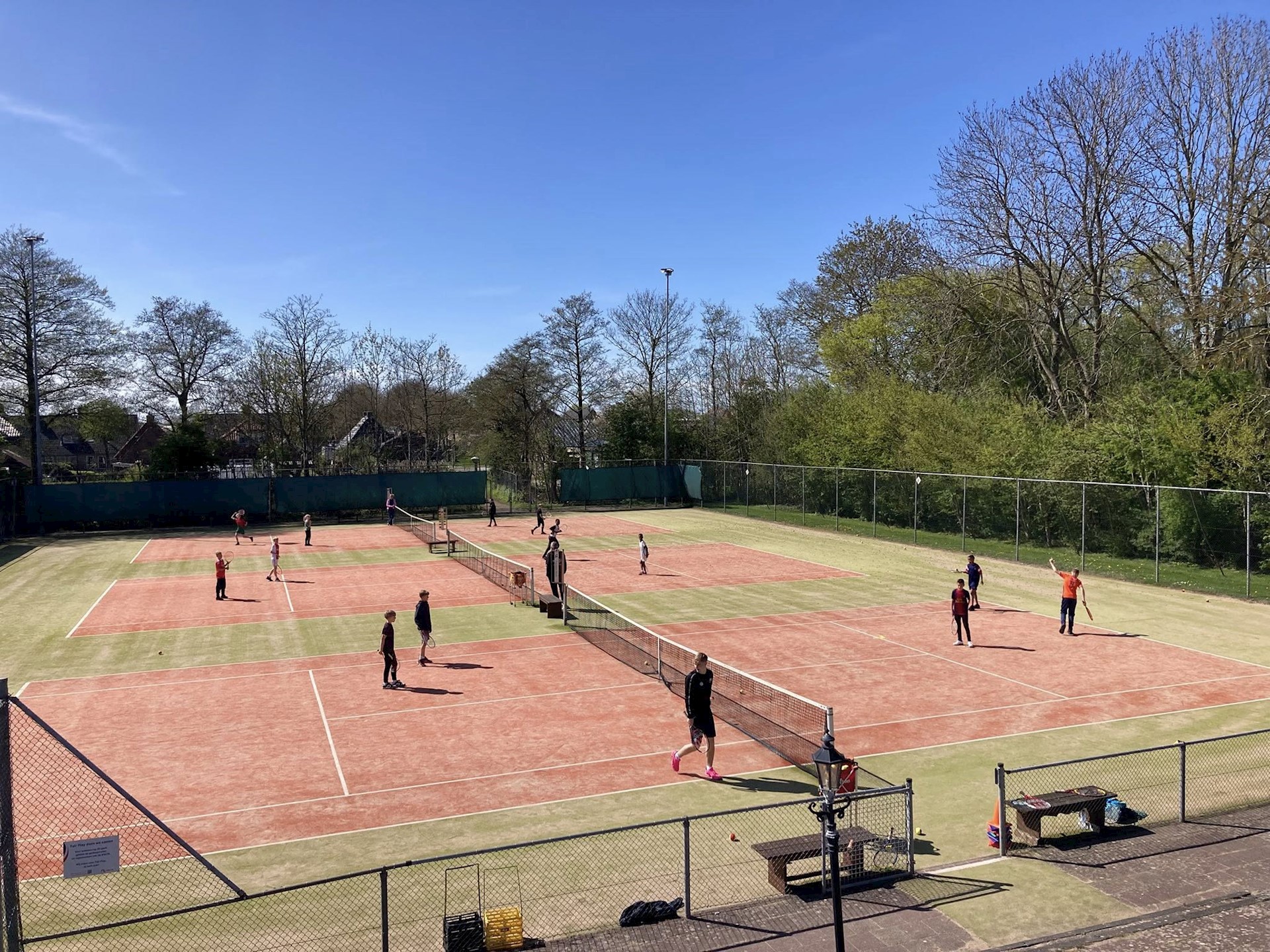Tijdens sportdag St Jabik werd er gekaatst, gevoetbald en getennist