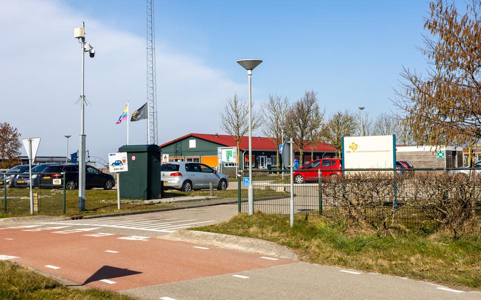 Sint Jacobiparochie wil avondklok voor jonge vluchtelingen na incident met putdeksels