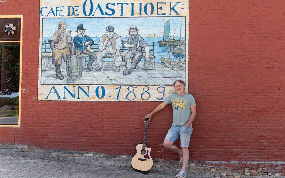 Muzikant Rintje Kas heropent het al zeven jaar gesloten café De Oasthoek: ‘Dit komt helemaal goed’